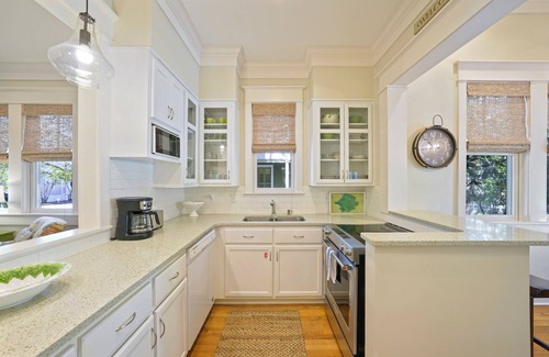 Seaside Casa | Large 1 BD Guest Cottage Stand Alone Home in Seaside + 2 Adult Bikes!