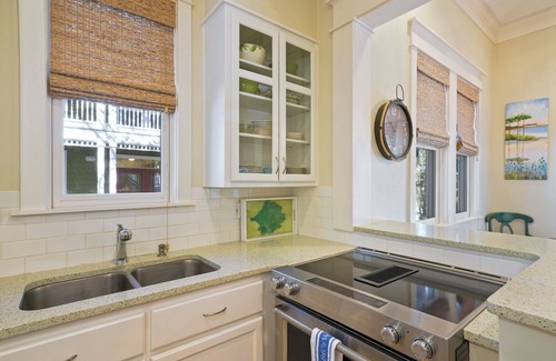 Seaside Casa | Large 1 BD Guest Cottage Stand Alone Home in Seaside + 2 Adult Bikes!