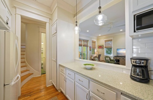 Seaside Casa | Large 1 BD Guest Cottage Stand Alone Home in Seaside + 2 Adult Bikes!