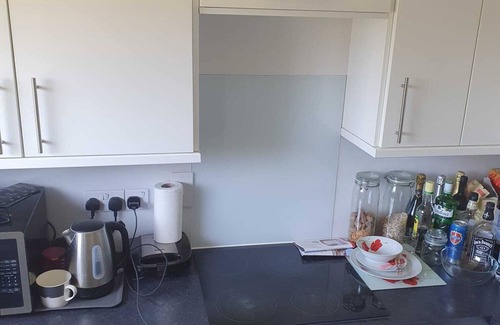 Horsham Apartamento | Large 1 Bedroom Flat With Fitted Kitchen and a Leather Sofa Chair