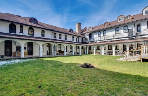 Wheeling Apartamento | Large 1-BR Living RM Kitchen in a Monastery mansion in premier downtown Wheeling