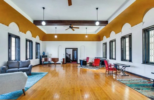 Wheeling Apartamento | Large 1-BR Living RM Kitchen in a Monastery mansion in premier downtown Wheeling