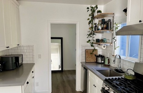 Piedmont Avenue Cabaña | Large 1BD/1BA Private Cottage. Great Location - Walk to everything!