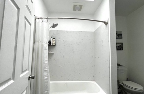 Piedmont Avenue Cabaña | Large 1BD/1BA Private Cottage. Great Location - Walk to everything!