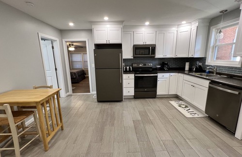 Southington Apartamento | Large 1st floor of duplex in town center