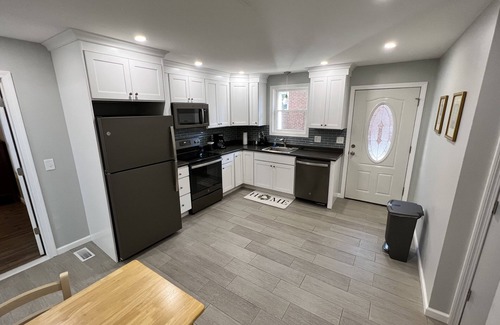 Southington Apartamento | Large 1st floor of duplex in town center