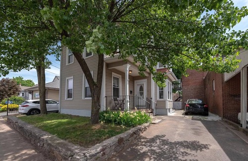 Southington Apartamento | Large 1st floor of duplex in town center