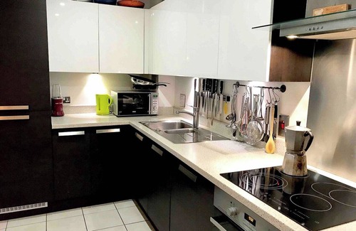 Haggerston Condominio | Large 2-bed 2-bath ground-floor flat in Hoxton, large patio, great transpt links