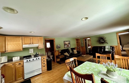 Old Forge Cabaña | Large 2-Bedroom, 2-Bathroom Cottage in perfect in-town location