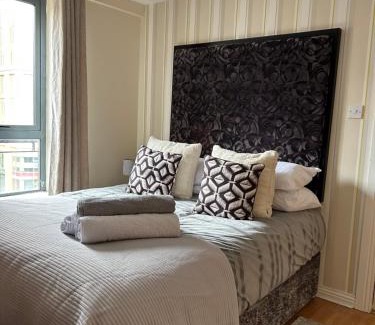 Belfast Central District Apartamento | Large 2 bedroom 2 bathroom x6 person city center apartment with free underground parking