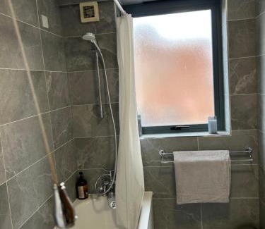 Belfast Central District Apartamento | Large 2 bedroom 2 bathroom x6 person city center apartment with free underground parking