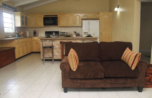 Saint John Parish Apartamento | Large 2-bedroom apartment in Saint John's with A/C and close to the city center.