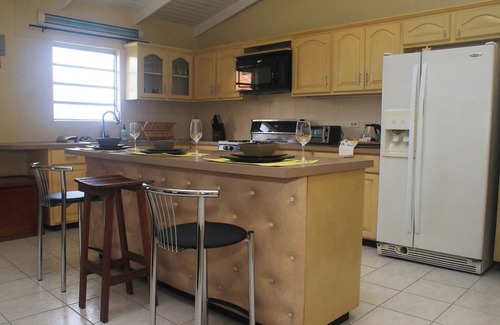 Saint John Parish Apartamento | Large 2-bedroom apartment in Saint John's with A/C and close to the city center.