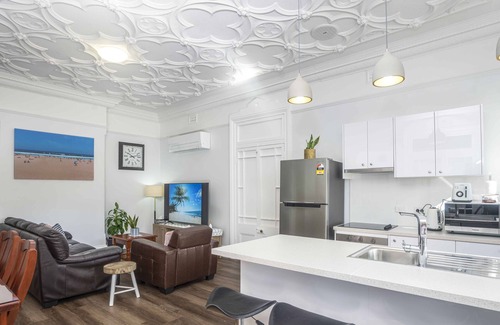 Orange Apartamento | Large 2-Bedroom Apartment on Summer Near Cook Park with private secure parking