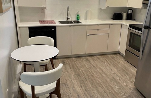 Upper Lonsdale Casa | Large 2 bedroom private suite