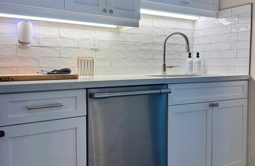 Central Corals Condominio | Large 2 Bedroom, Great for Traveling Professionals, Pool, Close to everything!