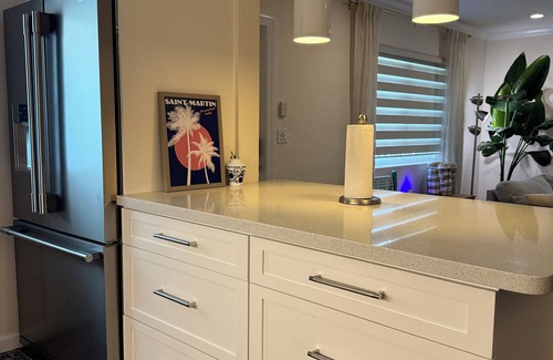 Central Corals Condominio | Large 2 Bedroom, Great for Traveling Professionals, Pool, Close to everything!