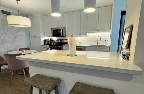 Central Corals Condominio | Large 2 Bedroom, Great for Traveling Professionals, Pool, Close to everything!