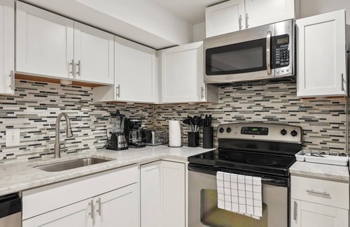 Le Droit Park Apartamento | Large, 2BR/1BA with AC/TV/Internet/Laundry