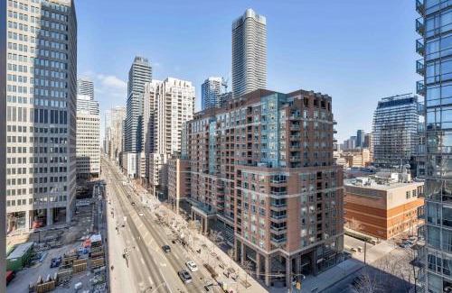 Bay Cloverhill Apartamento | Large 2BR on Bay Street 4 Beds with Balcony