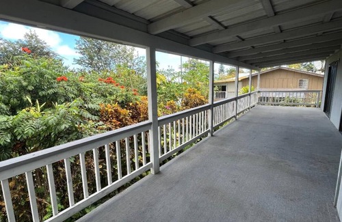Kalaoa Casa | Large 3/2 House in Kailua-Kona with ALL New Furnishings and Yard Above Airport