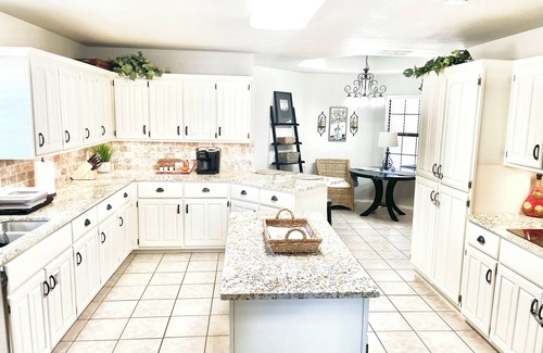 Paris Casa | Large 3 bed/2 bath luxury home in central location!