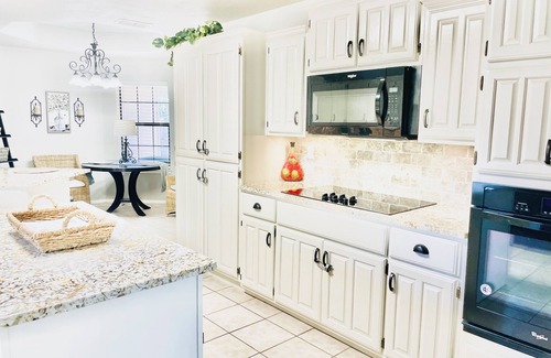 Paris Casa | Large 3 bed/2 bath luxury home in central location!