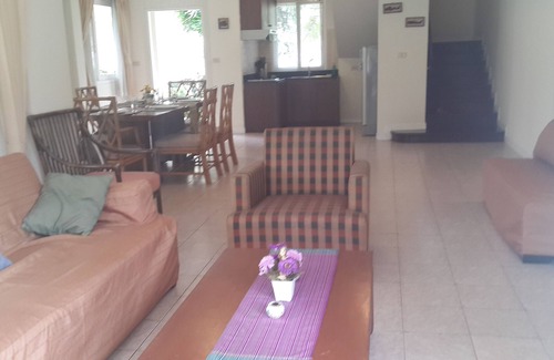 Cha-am Villa | Gran villa de 3 dormitorios en la playa con vistas a la piscina y spa privado. Perfecto para familias