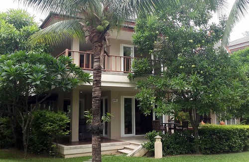 Cha-am Villa | Gran villa de 3 dormitorios en la playa con vistas a la piscina y spa privado. Perfecto para familias