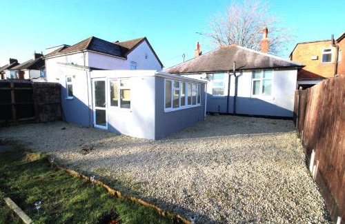 Seisdon Casa | Large 3 Bed Bungalow - Parking - Garden