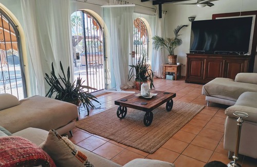 Orihuela Casa | Gran villa de 3 dormitorios con piscina privada, con vista a la montaña en zona rural
