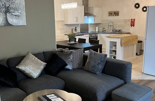 Street Apartamento | Large 3-Bedroom Holiday Let Steps Away to Street High Street with Onsite Parking