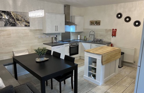 Street Apartamento | Large 3-Bedroom Holiday Let Steps Away to Street High Street with Onsite Parking