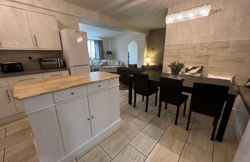 Street Apartamento | Large 3-Bedroom Holiday Let Steps Away to Street High Street with Onsite Parking
