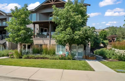 Central Okanagan Casa | Large 3 level luxury townhome at the lakes