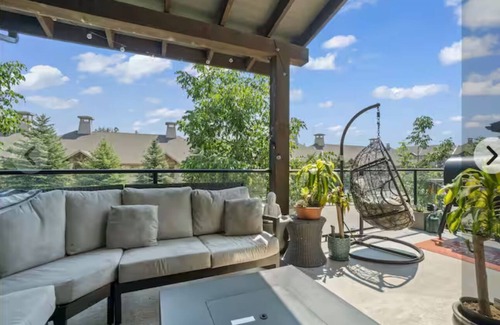 Central Okanagan Casa | Large 3 level luxury townhome at the lakes