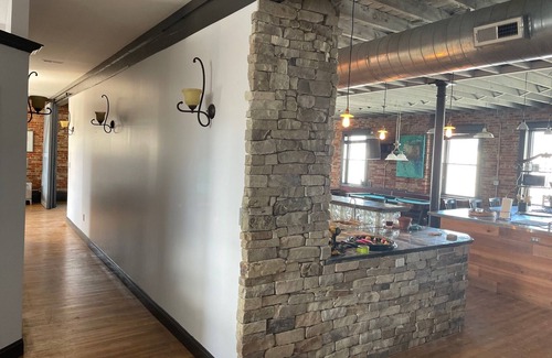 Highland Casa | LARGE 3000 sq. ft Newly Renovated Upstairs Loft - Ideal Families & Friend