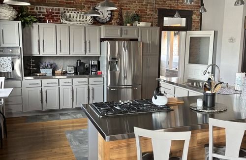 Highland Casa | LARGE 3000 sq. ft Newly Renovated Upstairs Loft - Ideal Families & Friend