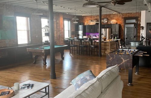 Highland Casa | LARGE 3000 sq. ft Newly Renovated Upstairs Loft - Ideal Families & Friend
