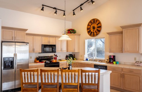 Grand Junction Casa | Large 3BR 2Bath near everything - king bed - jacuzzi tub
