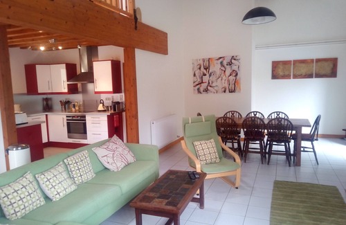 Le Buisson-de-Cadouin Casa | Gran casa de 4 dormitorios y 2 baños con una gran piscina privada climatizada.