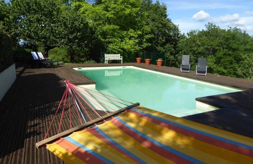Le Buisson-de-Cadouin Casa | Gran casa de 4 dormitorios y 2 baños con una gran piscina privada climatizada.
