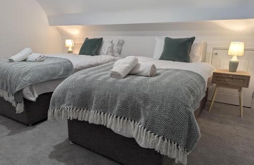 Winnersh Casa | Large 4 Bed Hse, Sleeps 7, 3 BTH, Drive PRKG-4 Cars, M4-A329, Shinfield Studios, 10mins, Reading, Ascot & Legoland 20mins, Film Crew, Contractor & Family Friendly