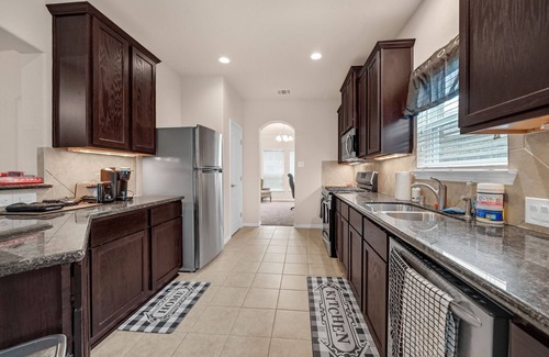Baytown Casa | Large 4 bedroom 2.5 bathroom King Suite, 3 queens, 2 sofa beds, 2 air mattress