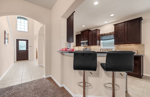 Baytown Casa | Large 4 bedroom 2.5 bathroom King Suite, 3 queens, 2 sofa beds, 2 air mattress