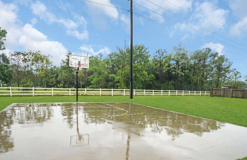 Baytown Casa | Large 4 bedroom 2.5 bathroom King Suite, 3 queens, 2 sofa beds, 2 air mattress
