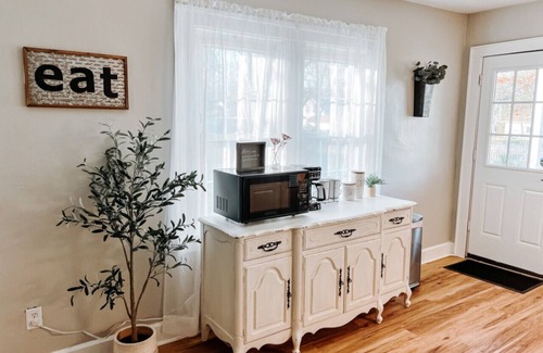Berea Apartamento | Large 4 Bedroom|Close to Airport & IX Center|Sleeps 10