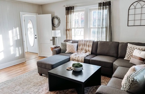 Berea Apartamento | Large 4 Bedroom|Close to Airport & IX Center|Sleeps 10
