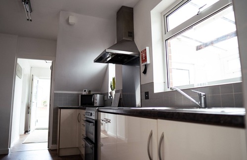 Burton Latimer Casa | Large 4 Bedroom Property driveway & 3 bathrooms