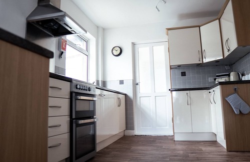 Burton Latimer Casa | Large 4 Bedroom Property driveway & 3 bathrooms